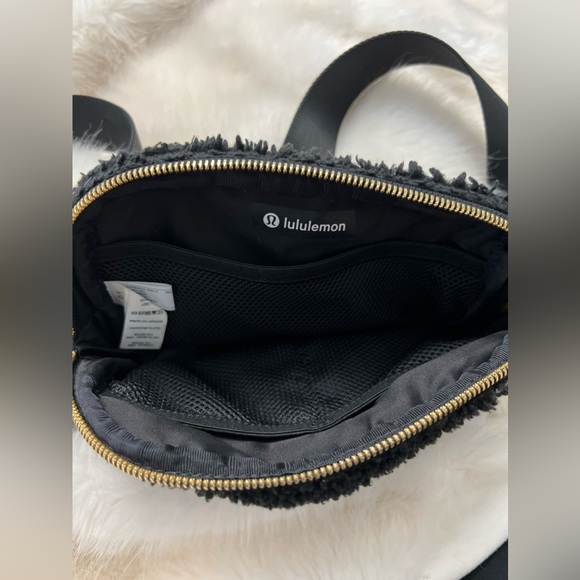Lulu lemon 1L fleece belt bag - Picture 3 of 10